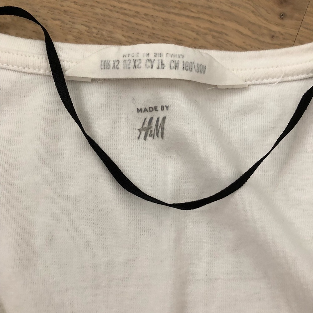 [sold] H&M white basic tee - Picture 2 of 3